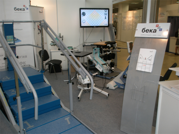 Среди представленного на стенде компании Бека РУС оборудования Реабилитационный динамический тренажер лестница-брусья Dynamic Stair Trainer (DST 8000) компании DPE Medical Ltd (Израиль). 