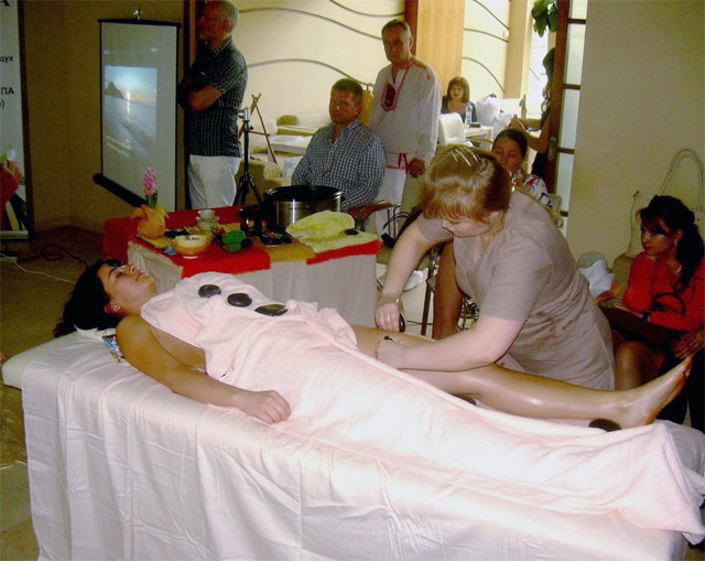 Участники чемпионата демонстрируют методики Stone-массажа