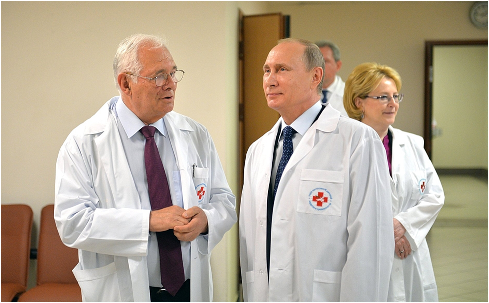 В.В. Путин с директором НИИ Л.М. Рошалем и Министром здравоохранения В.И. Скворцовой