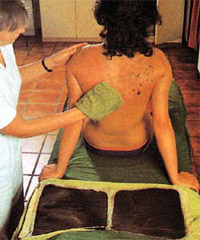 После завершения процедуры оставшиеся на теле пациента частички грязи легко и быстро удаляются с помощью влажного полотенца